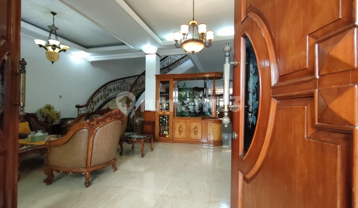 ruang tamu rumah 2 lantai meruya utara