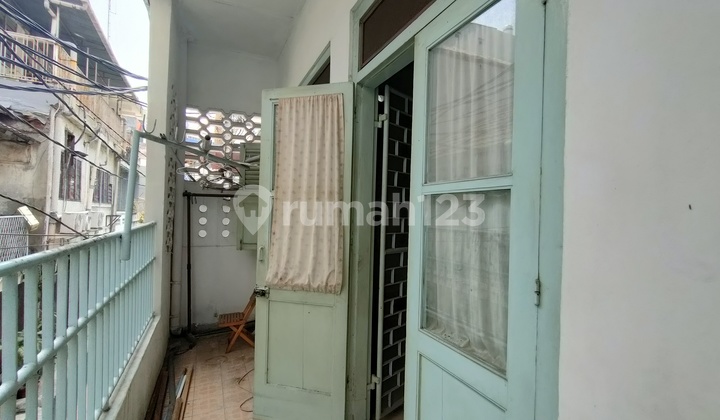 Rumah 2 Lantai di Pintu Kecil Area Perniagaan Pasar Pagi Jakarta Barat