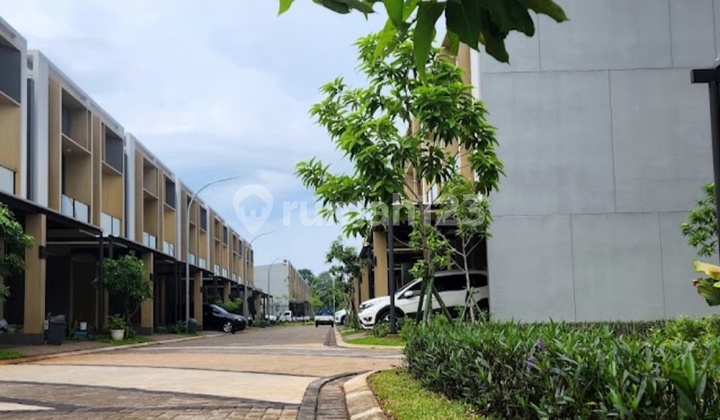 New Furnished Ready-to-Occupy House in Tanakayu Svani BSD, Corner