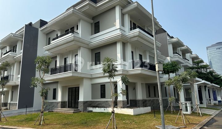 Rumah Hoek 3 Lantai Siap Huni Alam Sutera Winona - Wallace, Ada Lift
