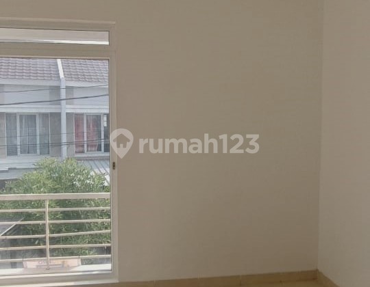 Disewakan rumah 2 lantai lokasi dekat sekolah dan pasar di taman surya 5 Disewakan rumah 2 lantai lokasi dekat sekolah dan pasar di taman surya 5