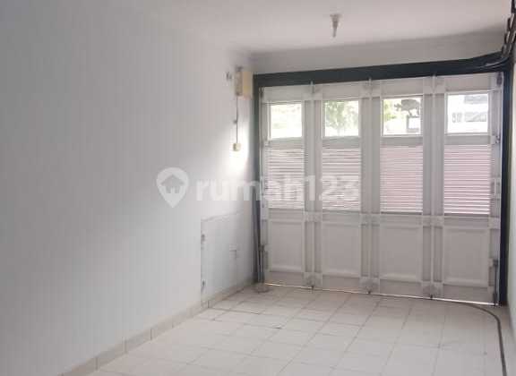 Disewakan rumah 2 lantai di green mansion 2