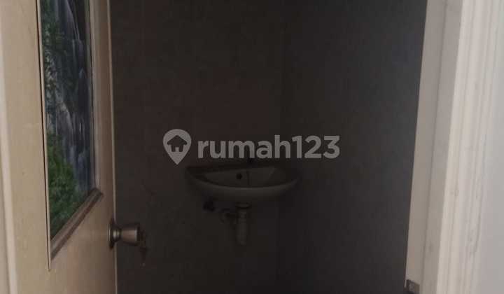 Dijual Rumah 2 Lantai di Taman Palem 2