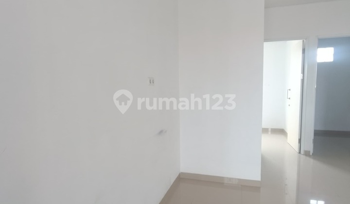Disewakan Rumah Siap Huni 3 Lantai di Taman Surya 2