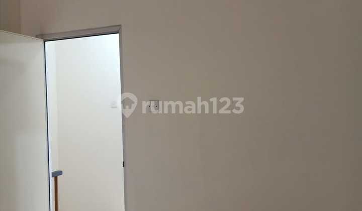 Disewakan Rumah 2 Lantai Siap Huni di Taman Surya 5