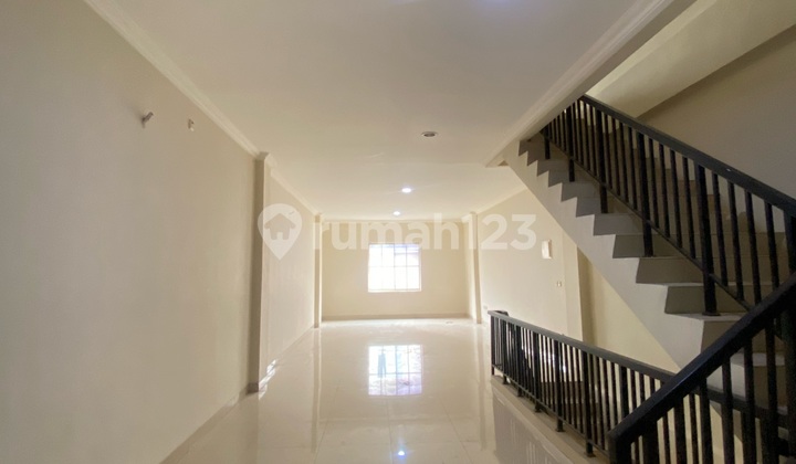 Immediately Down Payment for Cheap Shophouse Ready to Occupyi in Green Lake City Immediately Down Payment for Cheap Shophouse Ready to Occupyi in Green Lake City