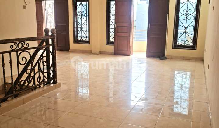Disewakan Ruko Gandeng Jelambar 3Lantai Full , Siap Huni Disewakan Ruko Gandeng Jelambar 3Lantai Full , Siap Huni