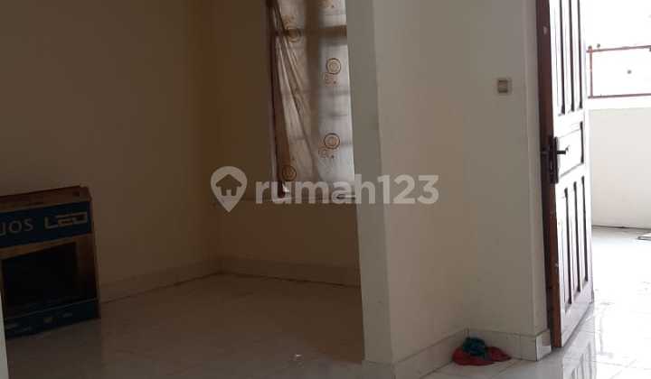 Disewakan Rumah Taman Palem 2lantai Kt2+1 Rapi Siap Huni