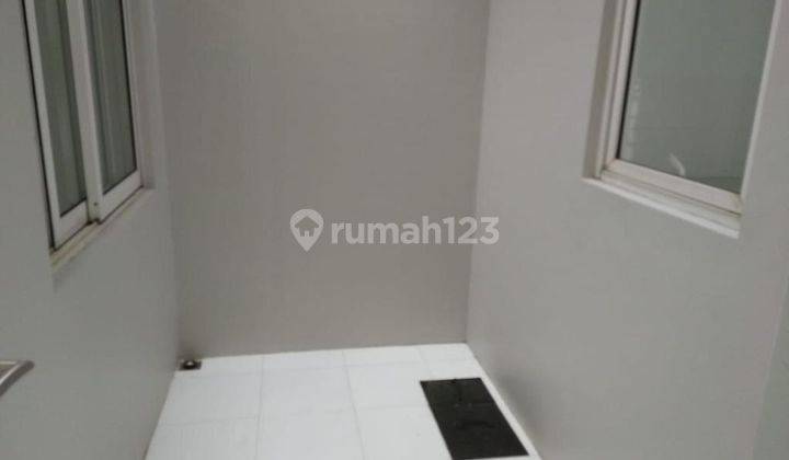 Rumah 2 Lantai Bagus Unfurnished di Cluster Topaz, Tangerang 5
