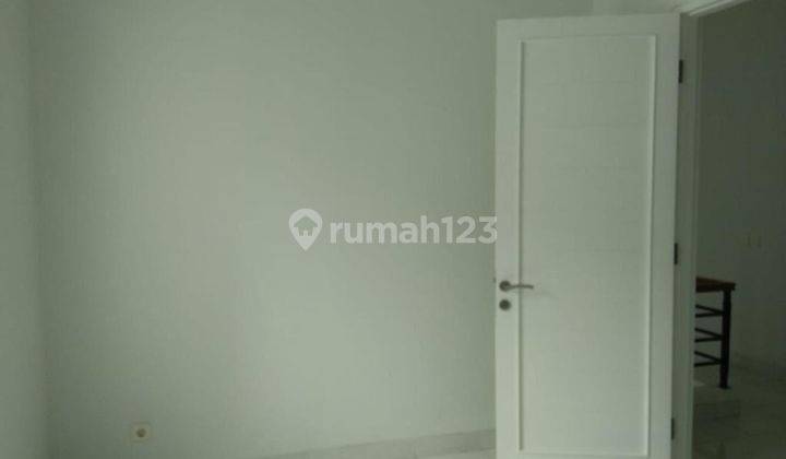 Rumah 2 Lantai Bagus Unfurnished di Cluster Topaz, Tangerang 11