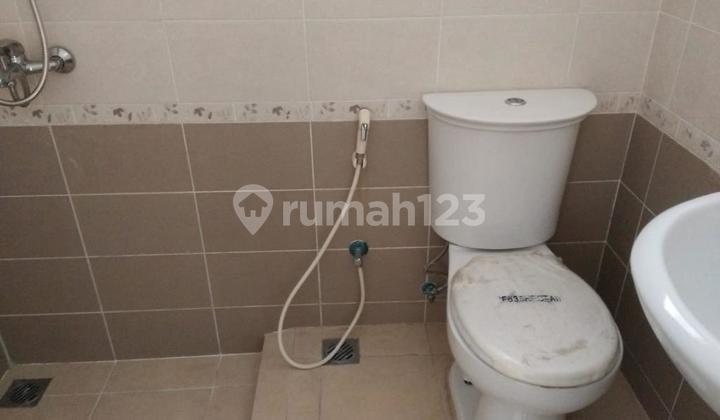 Rumah 2 Lantai Bagus Unfurnished di Cluster Topaz, Tangerang 12