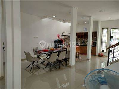 Rumah Hoek Furnish Depan Club House Chalcedony Summarecon Disewa 3