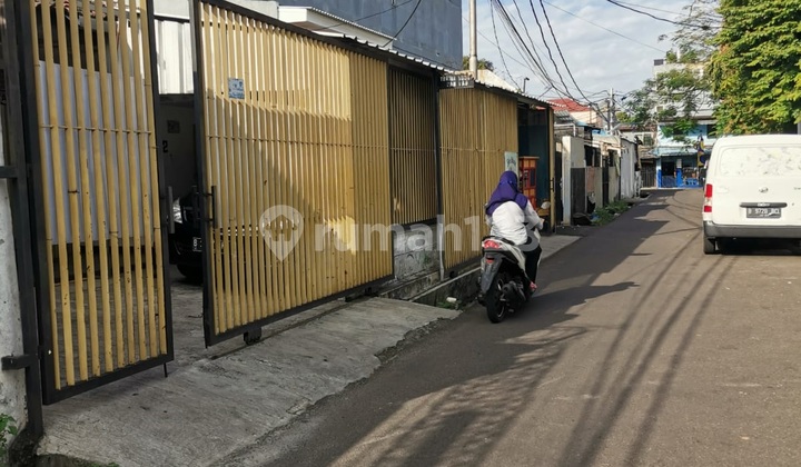 Rumah lama hitung tanah cocok untuk kost atau penginapan, 100m ke Jl Otista, dekat akses Transjkt, lokasi bagus