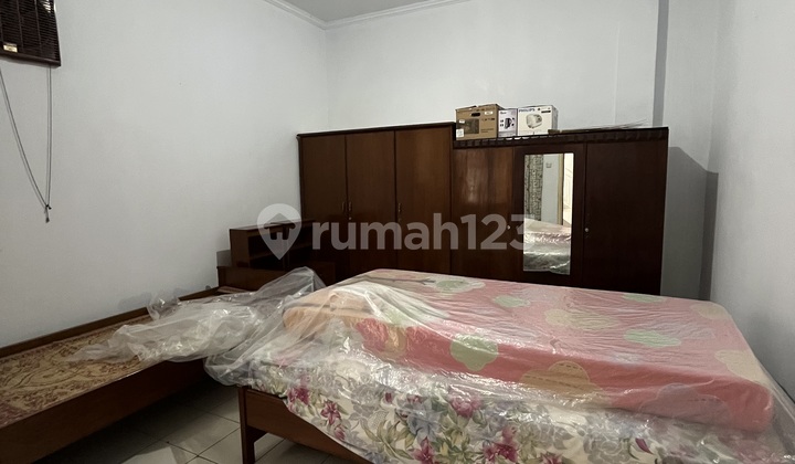 Ready-to-occupy house suitable for living and business