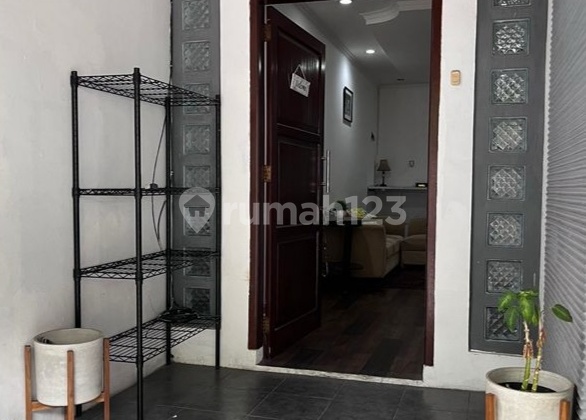 Rumah Besar Strategis Dalam Kompleks Cocok untuk Investasi
