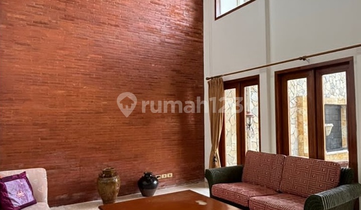 Rumah Dengan Swimming Pool Strategis Cipete Disewakan 2