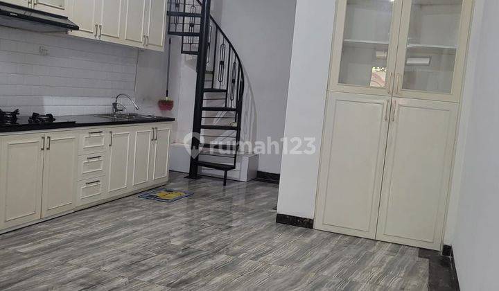 Dijual Rumah Gress Terawat 2,5 Lantai
Semi Furnished di Pisangan Rawamangun
 2