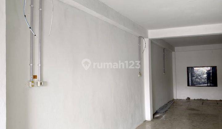 Disewa tempat usaha ex Showroom Mobil di jalan Raya Bekasi Barat
 2