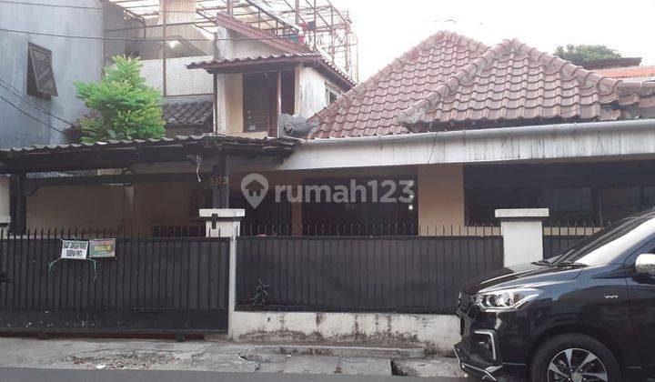 Dijual rumah dua lantai di Salemba Bluntas Jakarta Pusat 1