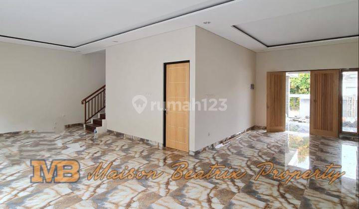 Dijual Rumah Mewah Dengan Swimming Pool, Lokasi Sangat Strategis  2