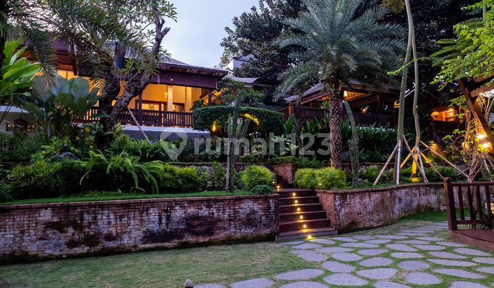 Villa Mewah Modern Luas Jl. Pantai Berawa Canggu Bali