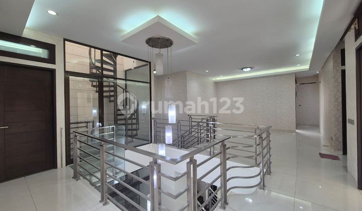 Rumah Sultan Kawasan Elit Singgasana Pradana !! Yu Survey Dijamin Betah