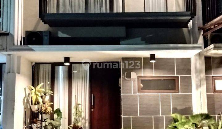 Rumah 2 Lantai Sudah Renovasi Semi Furnished SHM di Golden City , Bekasi 1