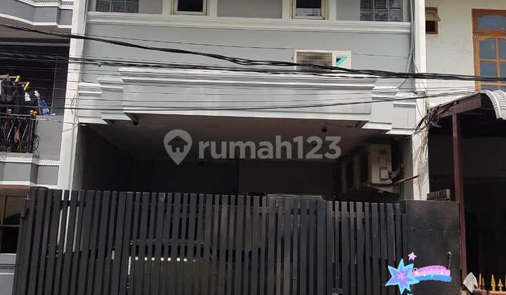 Rumah 2 Lantai SHM Full Furnished Dekat Akses Tol di Pondok Kelapa, Jakarta Timur 1