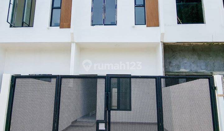 Rumah 2 Lantai Baru SHM di Harapan Indah, Bekasi 1