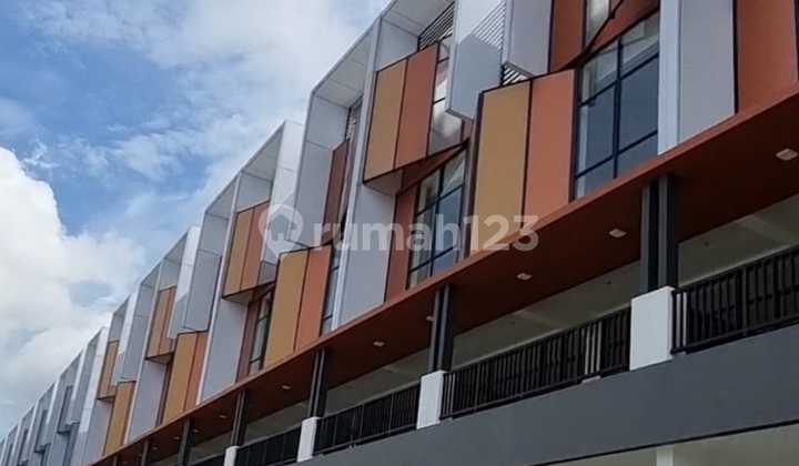 Ruko 3 Lantai Siap Huni di Gading Bulevar Summarecon Crown Gading, Bekasi