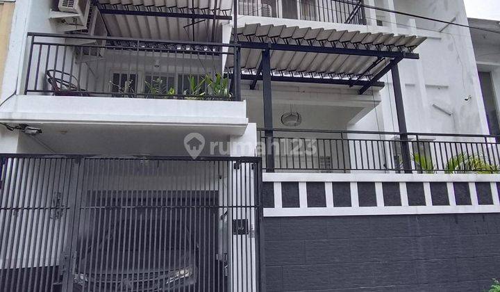 Rumah 3 Lantai Sudah Renovasi SHM di Taman Galaxy, Bekasi 1