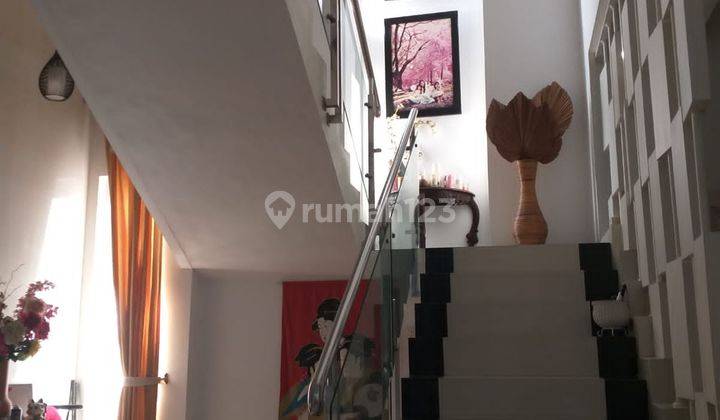 Rumah 2 Lantai Bagus Semi Furnished Sertifikat Hak Milik di Kemang Pratama, Bekasi 2