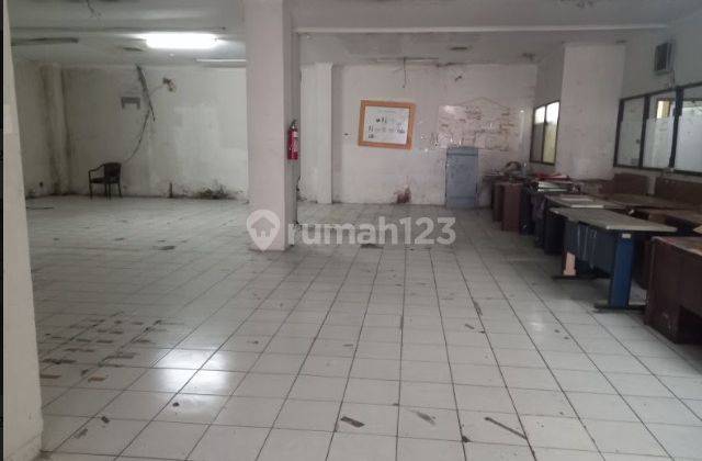 Bawah Njop Gedung 3 Lantai di Kasablanka  2