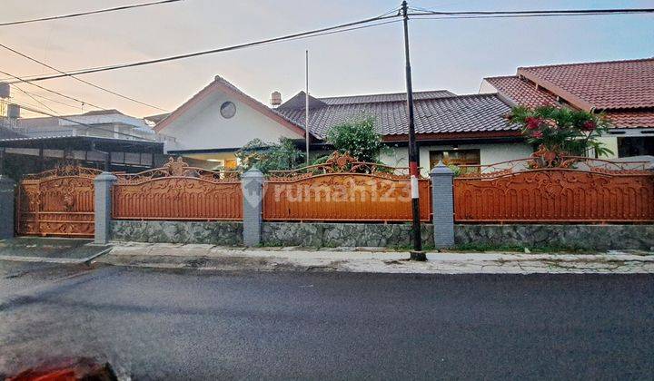 Rumah Bagus  1 1/2 Lantai Di Jakarta Timur  1