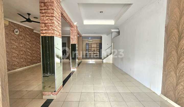 Disewakan Tempat Usaha untuk Cafe atau Kantor di Bulevar Hijau, Harapan Indah, Bekasi