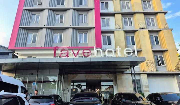 Dijual Hotel di Seminyak   berlokasi di Sunset Road yang dikenal secara lokal sebagai "the strip".