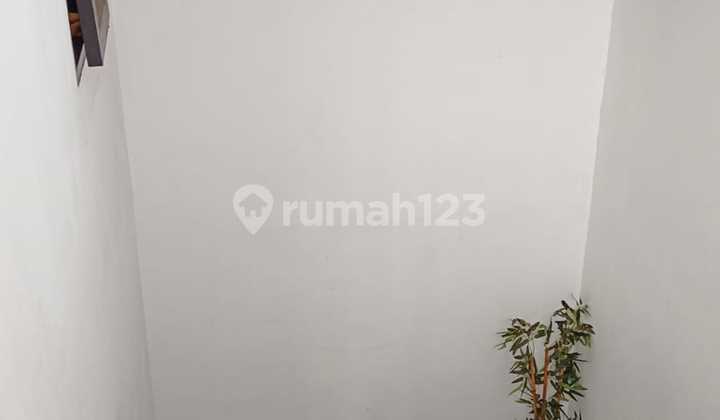 House for Rent Available in Matraman Area, Central Jakarta 2