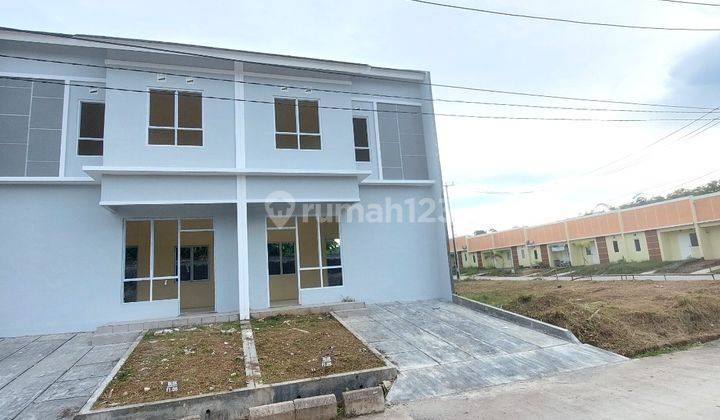 Hook, Rumah dekat Stasiun KRL dan Pintu tol 4