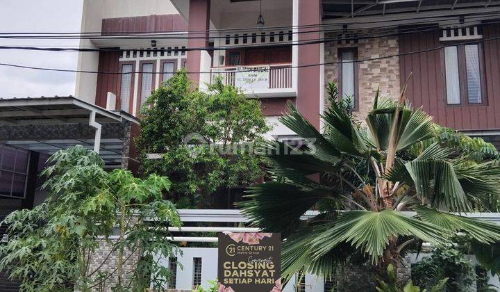 Dijual Rumah 3 Lantai Akses Jalan Lebar di Jakarta Timur  1