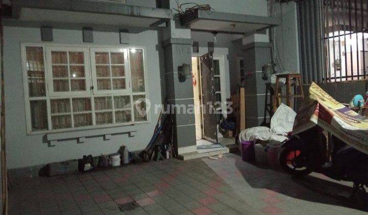 Rumah 2 Lantai Sudah Renovasi, SHM, Selatan 1