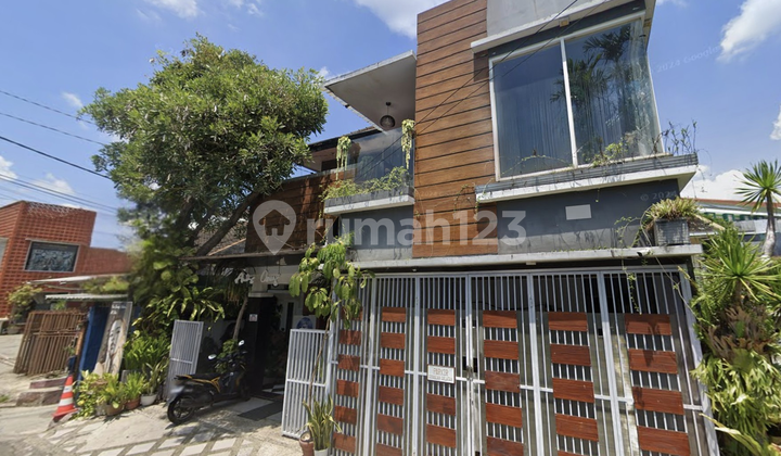 Bangunan 2 Lantai Area Jalan Pegunungan Kota Malang