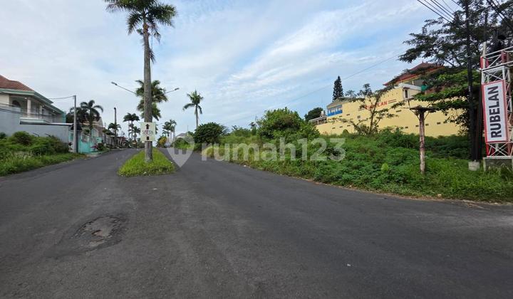 Bukit Dieng Boulevard Leading to Dieng Palace Malang Bukit Dieng Boulevard Leading to Dieng Palace Malang