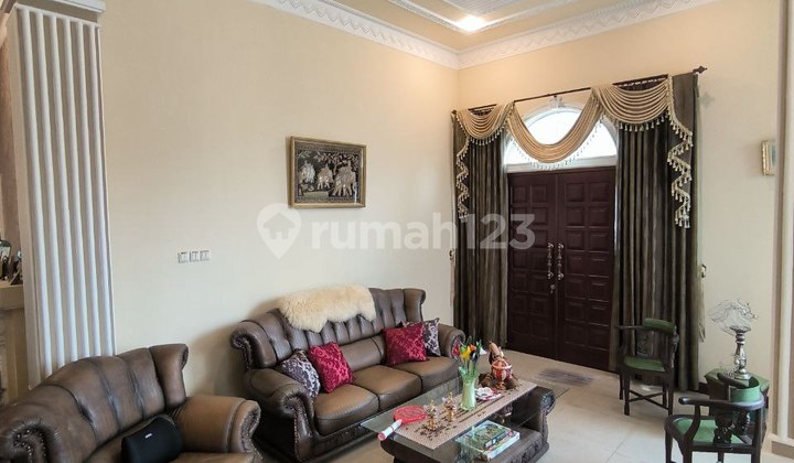 Classic Luxury Hook Furnish House for Sale on Boulevard Araya, Malang 2