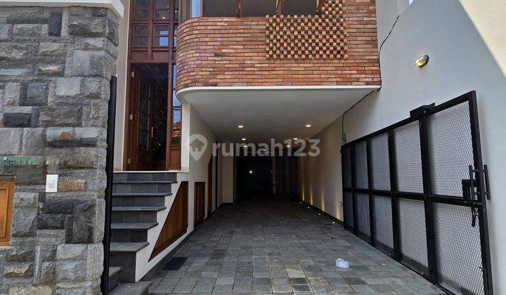 Rumah Baru Dengan Privat Pool Di Area Salemba Dekat Ke Menteng 1