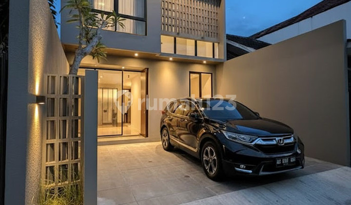 Luxurious 2-Story Fully Furnished House Near UGM Luxurious 2-Story Fully Furnished House Near UGM