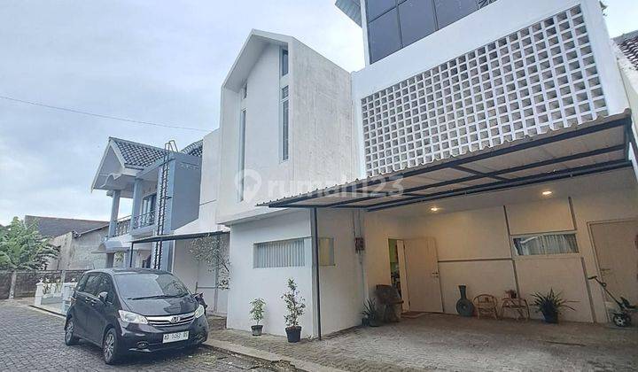 Rumah modern 2 lantai full furnished dekat jl. jogja solo 1
