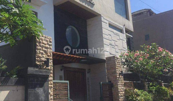 Rumah Semi Villa di Jalan Pulau Moyo 1