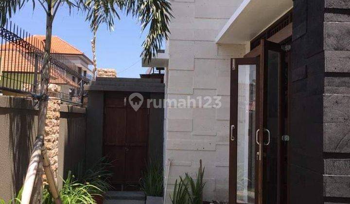 Rumah Semi Villa di Jalan Pulau Moyo 2