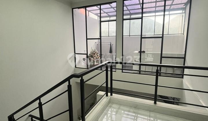 Dijual Cepat BU Rumah Minimalis Modern di Kompleks Singgasana 1