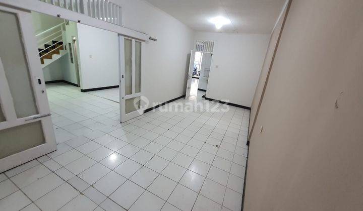 RUMAH SIAP HUNI, RAPI, 2 1/2 LT, FULL RENOVASI , BEBAS BANJIR DI CITRA 5 JAKARTA BARAT 1